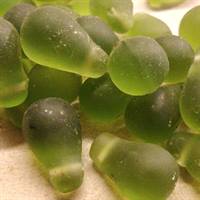 Grøn dråbeformet glas perle.
